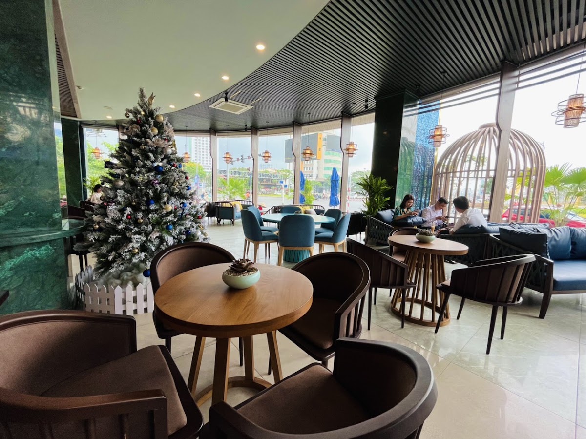 Bridge Café in Da Nang