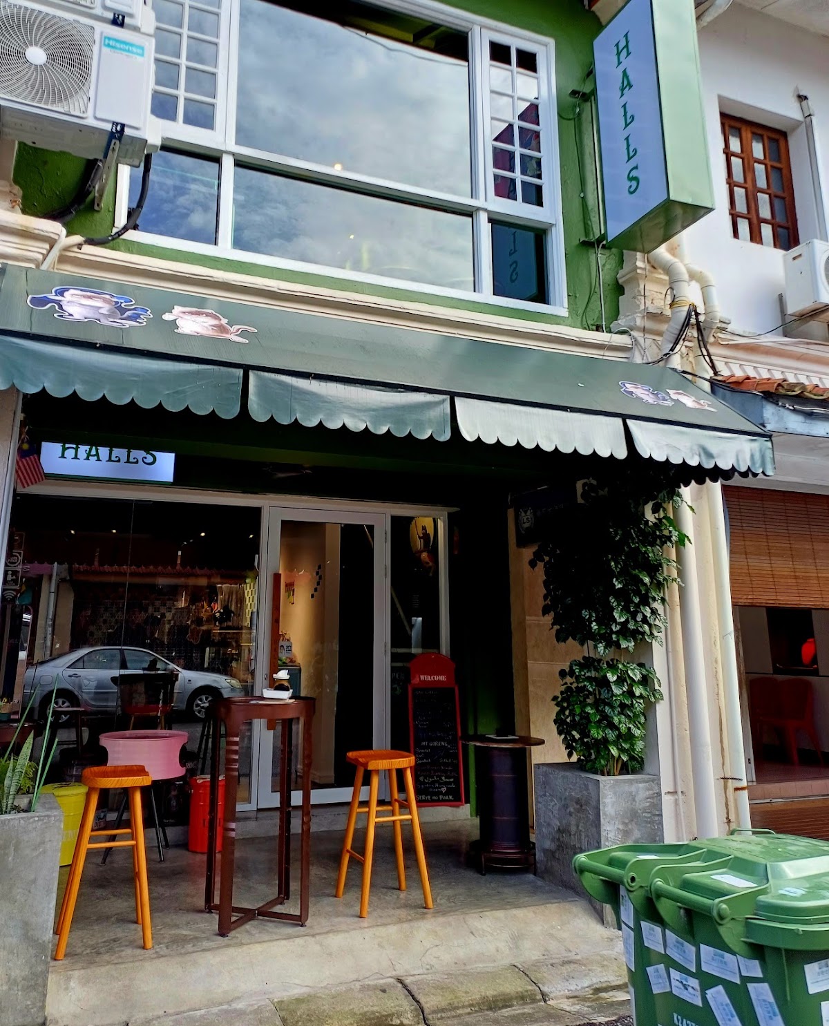 HALLS CAFÉ in Kuching
